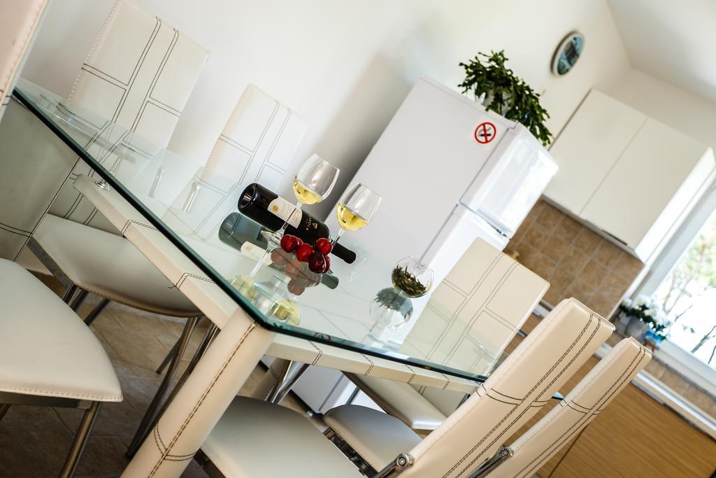 Apartments Mare & Mons Deluxe Малинска Экстерьер фото