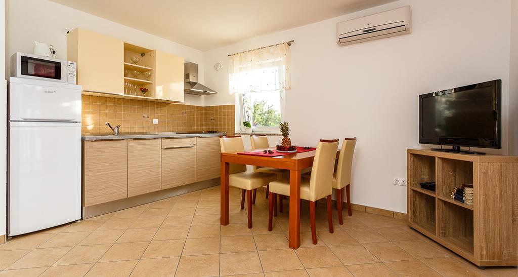 Apartments Mare & Mons Deluxe Малинска Экстерьер фото