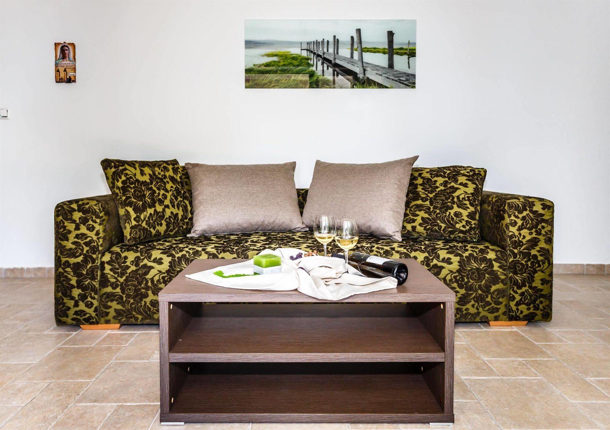 Apartments Mare & Mons Deluxe Малинска Экстерьер фото