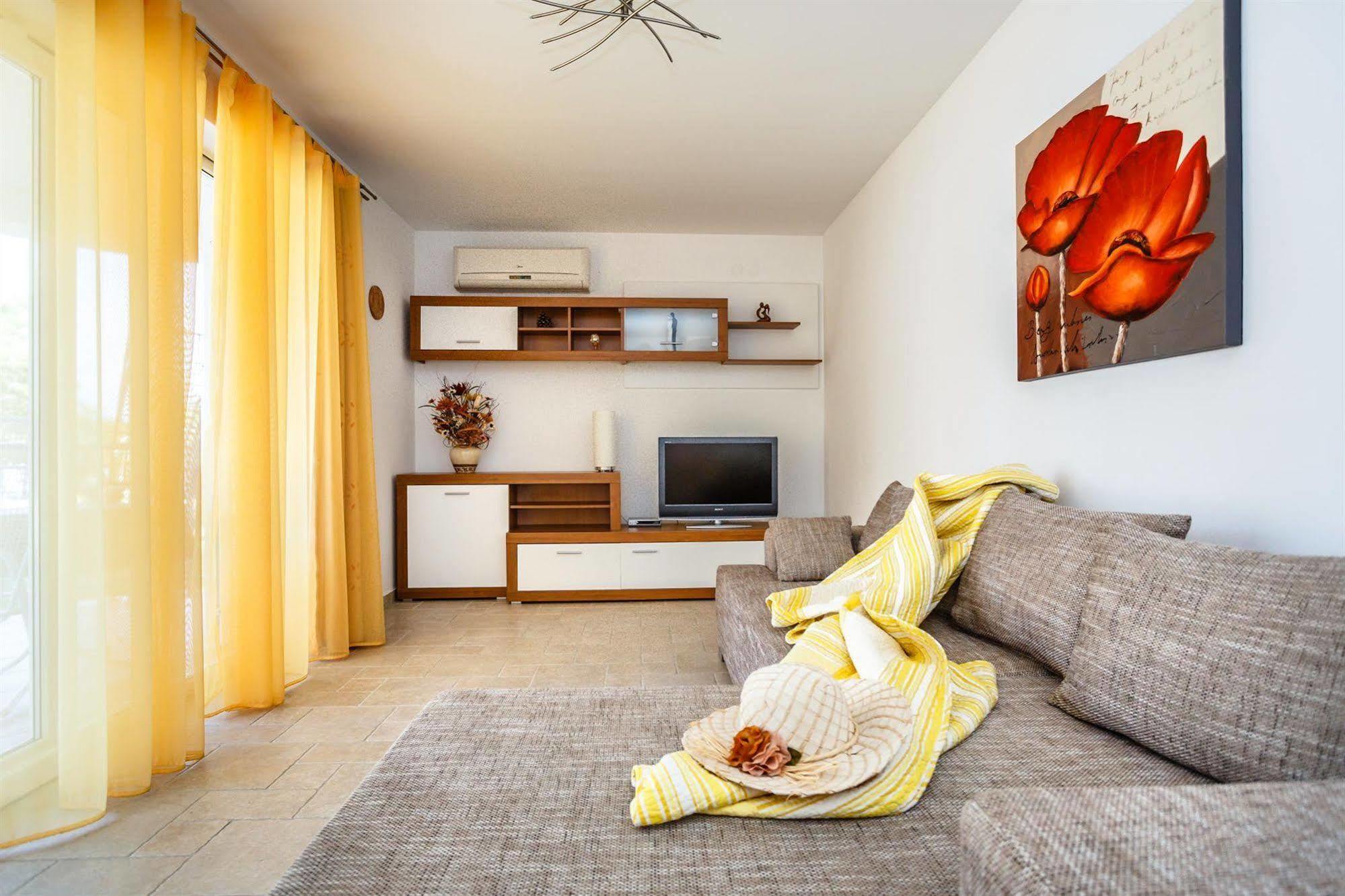 Apartments Mare & Mons Deluxe Малинска Экстерьер фото