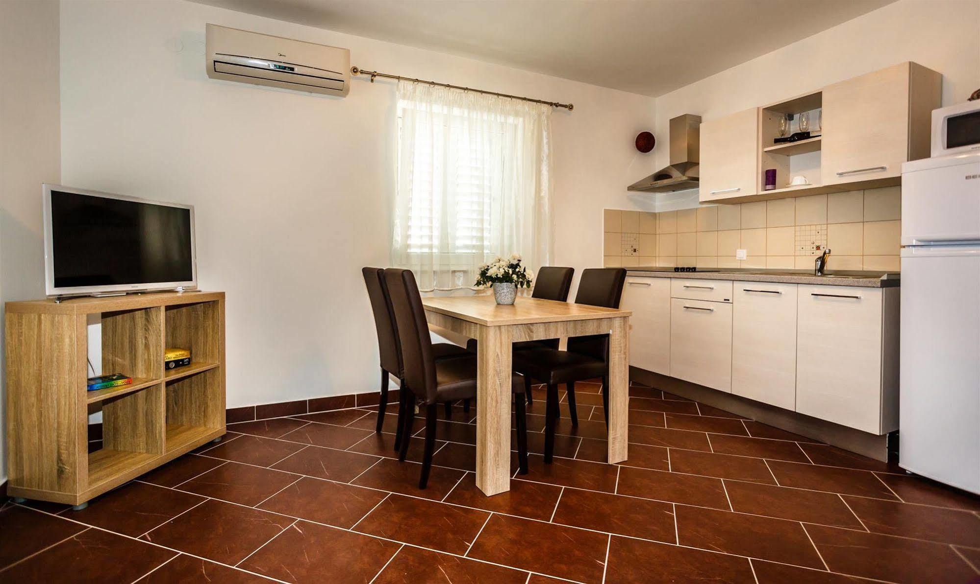 Apartments Mare & Mons Deluxe Малинска Экстерьер фото