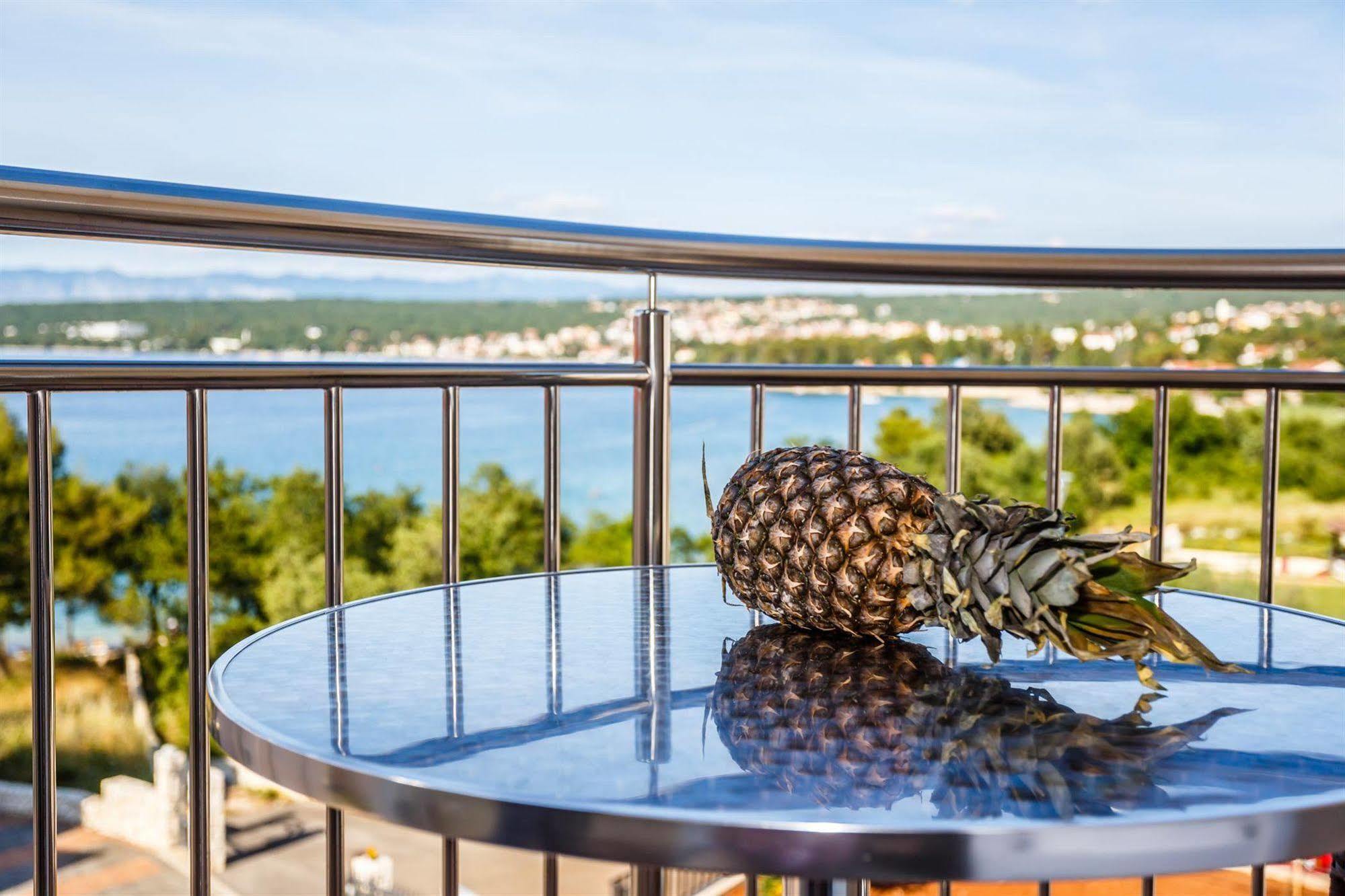 Apartments Mare & Mons Deluxe Малинска Экстерьер фото