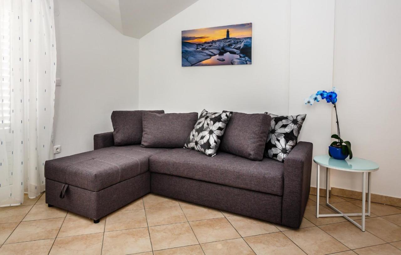 Apartments Mare & Mons Deluxe Малинска Экстерьер фото